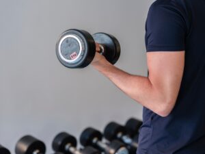 美顔器の重さが軽いと手首が疲れない理由は？