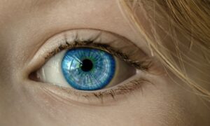 下まぶたのたるみを解消するための効果的な対策は？