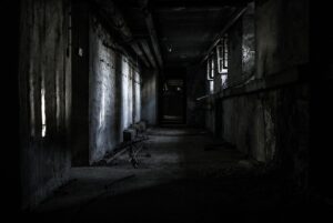 目元のハリを出すための効果的な方法は？